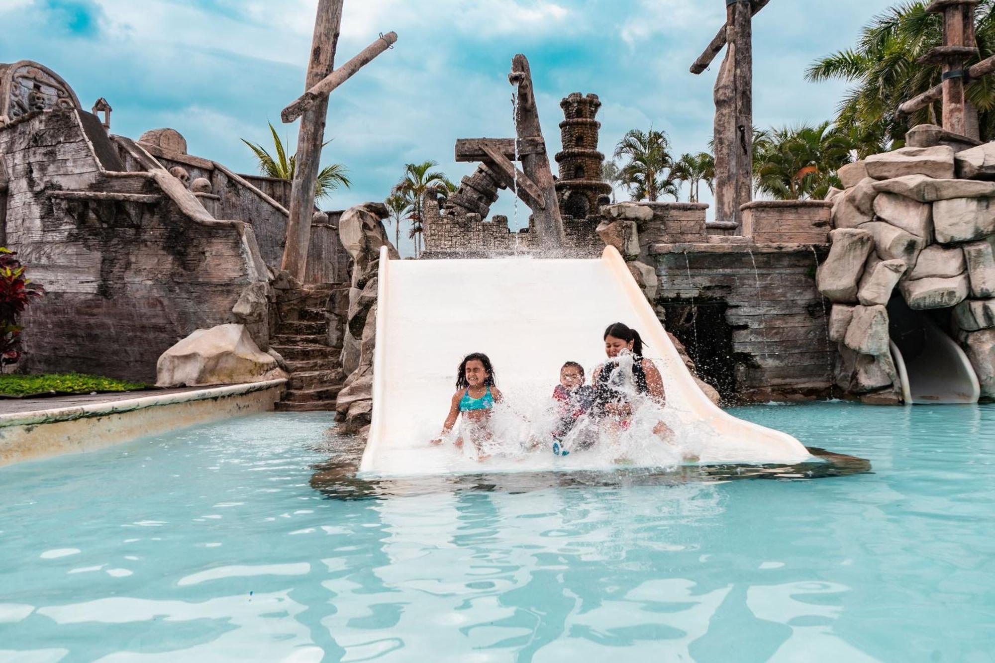 Amatique Bay Hotel Puerto Barrios Exteriör bild