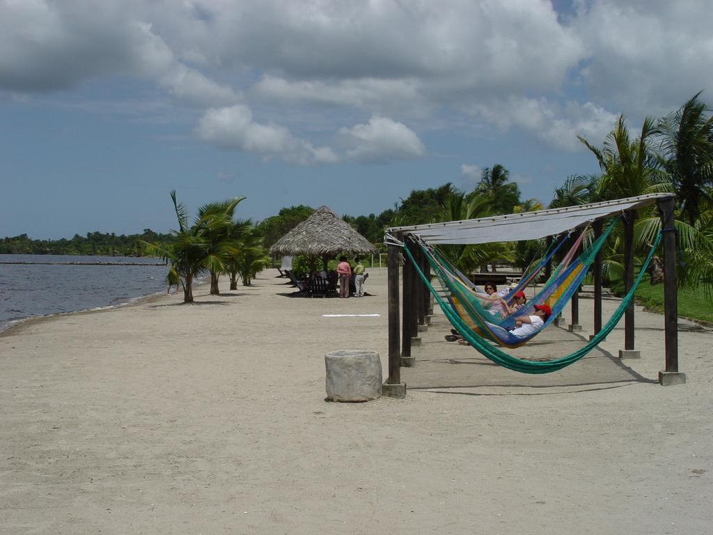 Amatique Bay Hotel Puerto Barrios Exteriör bild